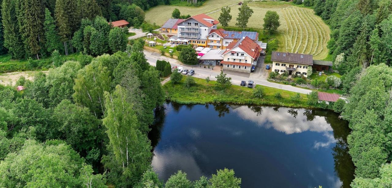 Wellnesshotel Deine Auszeit, Adults Only Achslach Exterior foto