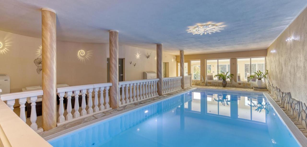 Wellnesshotel Deine Auszeit, Adults Only Achslach Exterior foto
